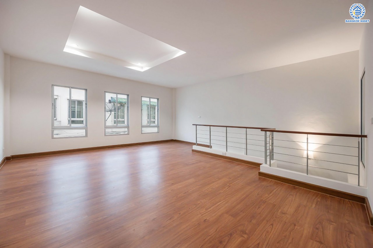 บ้านมือสองตกแต่งใหม่ โครงการ บ้านกลางเมือง มอนติคาร์โล-รัชวิภา เนื้อที่กว้าง 21.3 ตร.ว. ฟังก์ชัน 3 ห้องนอน 3 ห้องน้ำ 1 ห้องอเนกประสงค์ จอกรถได้ 2 คัน พร้อมอยู่ทันที บนทำเลเยี่ยม เชื่อมต่อถนนวิภาวดีรังสิต ใกล้รถไฟฟ้าสายสีแดง "สถานีวัดเสมียนนารี" และทางด่วน "ศรีรัช"